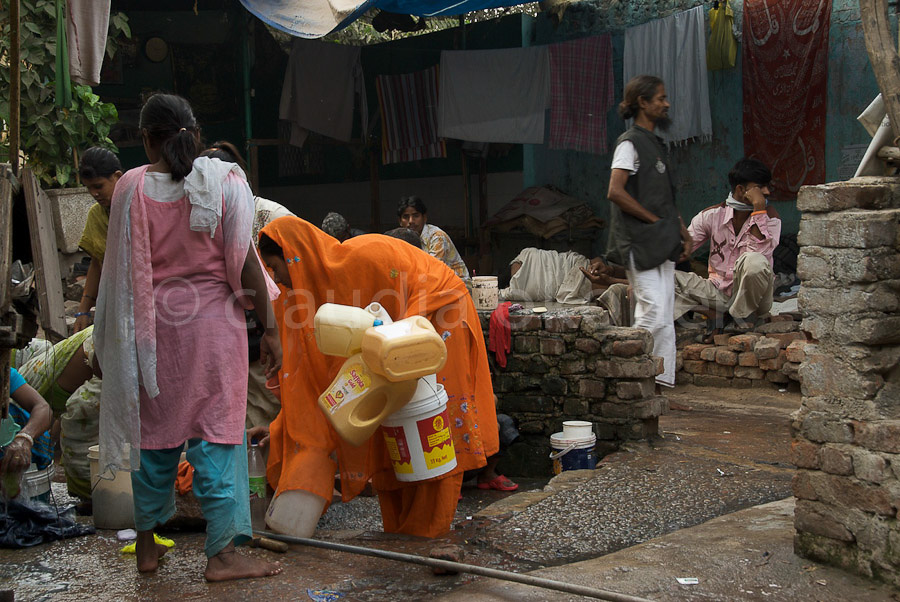 Frauen holen für ihre Familien das Wasser an der öffentlichen Wasserleitung.