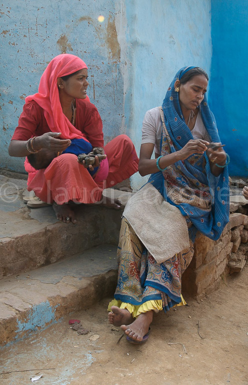Zwei Frauen bei der Hausarbeit. Dieses Slumviertel wurde durch eine Organisation betreut. Es wirkt sehr gepflegt, die Wände sind verziert.