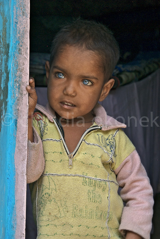 Kind im Slumviertel von New Delhi