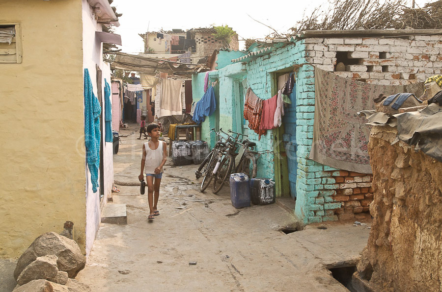 In diesem Slum sind die meisten Wege betoniert, die Abwasserkanäle führen unter den Betonplatten entlang.