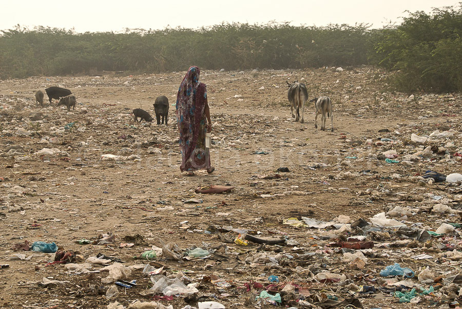 Umgebung der Schule. Das Gebiet ausserhalb der Slums dient meist als Müllplatz und Toilette.