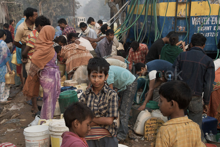 Der Slum, einer von vielen,  liegt direkt gegenüber vom Sektor C von Vasant Kunj. Hier leben abgeriegelt, die legalen Einwohner des Viertels, Bürger der Mittelklasse New Delhis.