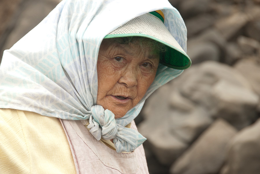 Die 85 jährige Dame wohnt allein im Dorf.